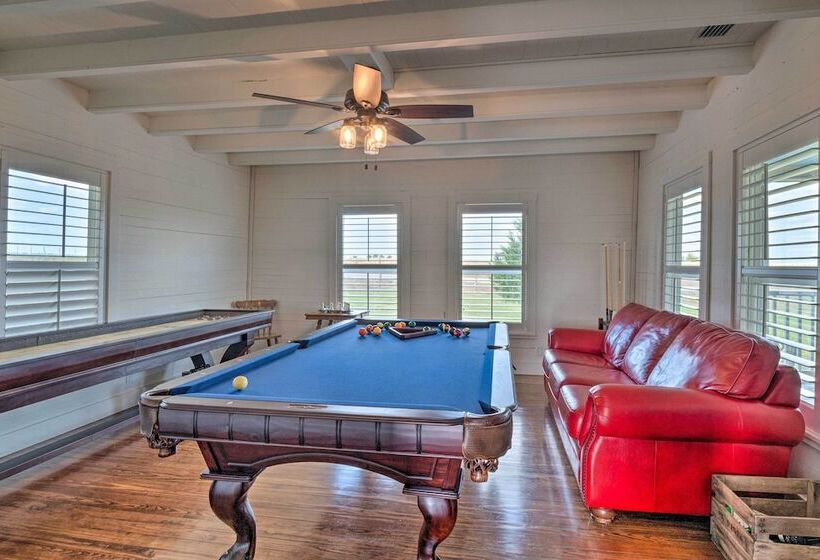 Hot Tub & Game Room: Schulenburg Retreat