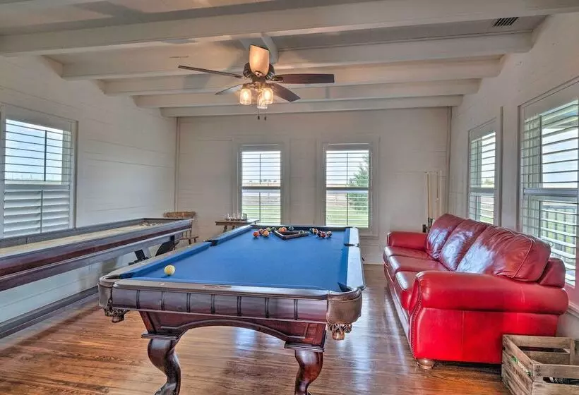 Hot Tub & Game Room: Schulenburg Retreat
