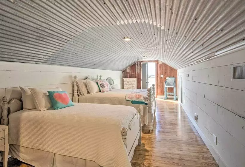 Hot Tub & Game Room: Schulenburg Retreat