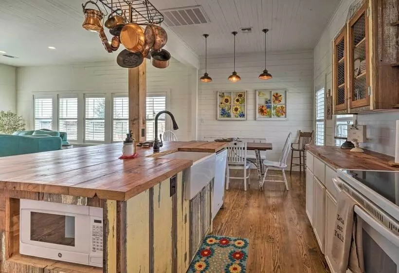 Hot Tub & Game Room: Schulenburg Retreat