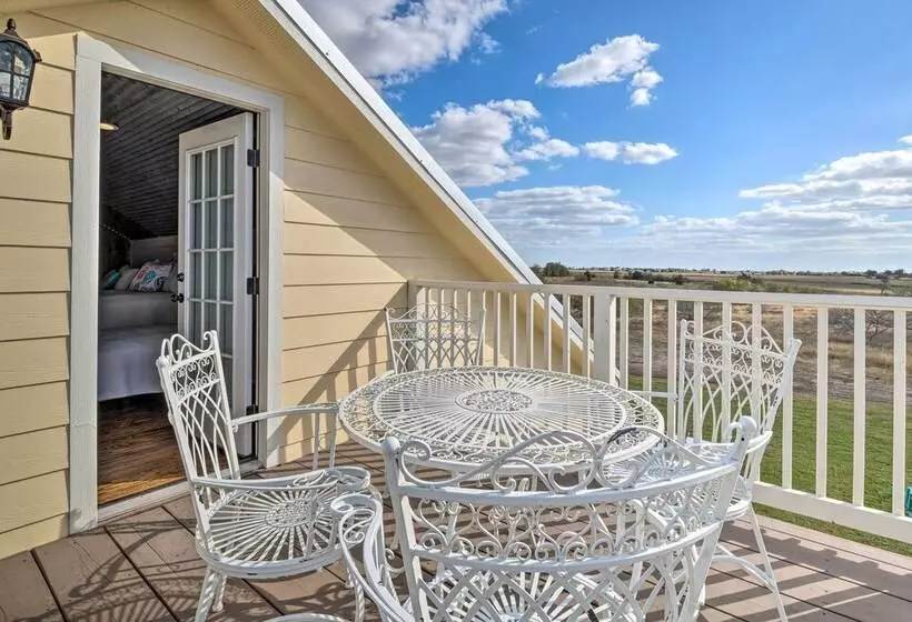 Hot Tub & Game Room: Schulenburg Retreat