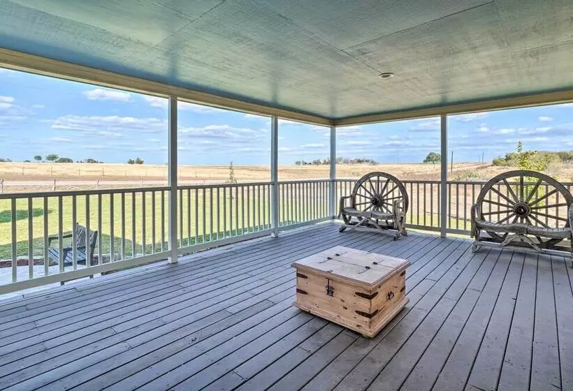 Hot Tub & Game Room: Schulenburg Retreat