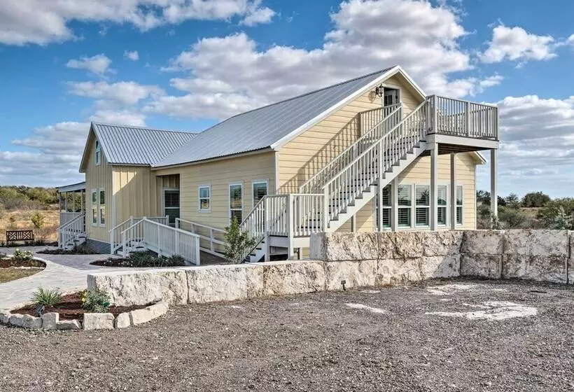 Hot Tub & Game Room: Schulenburg Retreat