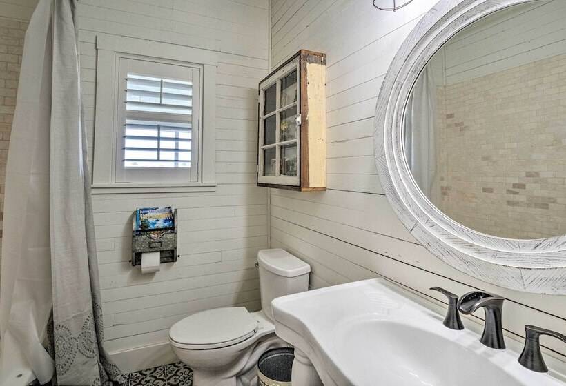 Hot Tub & Game Room: Schulenburg Retreat