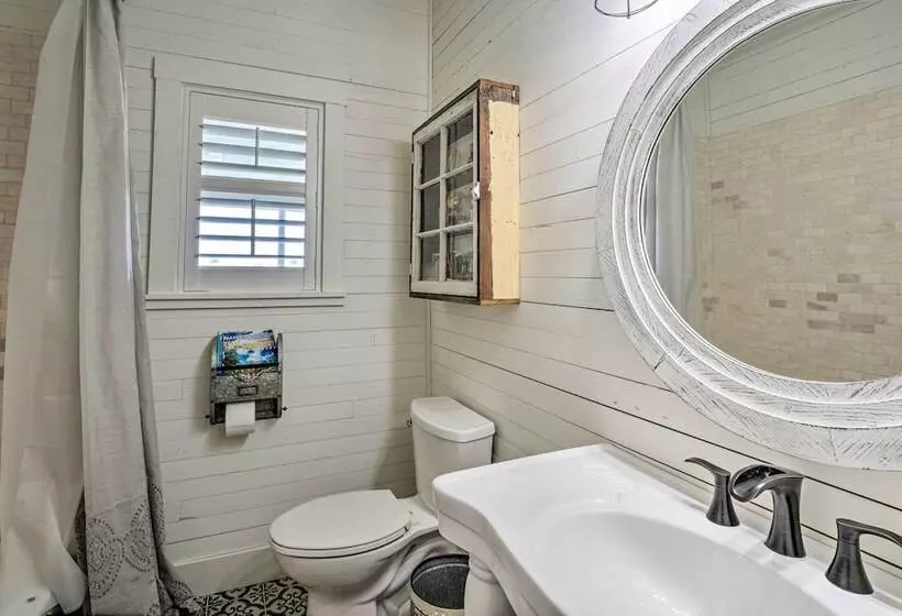 Hot Tub & Game Room: Schulenburg Retreat