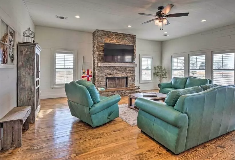Hot Tub & Game Room: Schulenburg Retreat