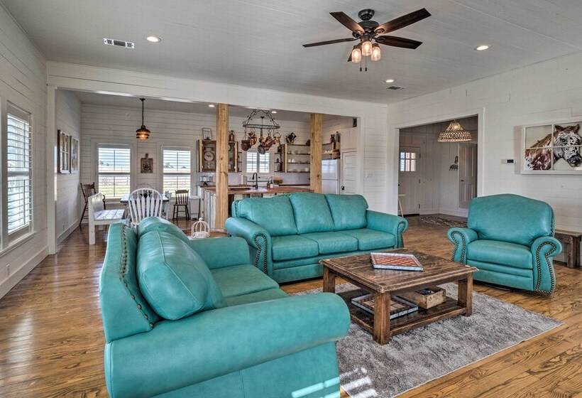 Hot Tub & Game Room: Schulenburg Retreat