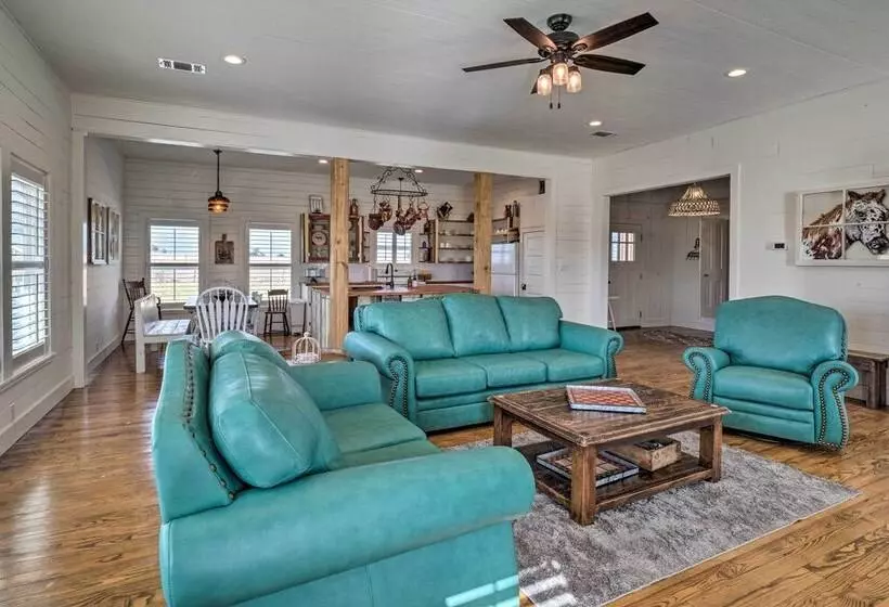Hot Tub & Game Room: Schulenburg Retreat