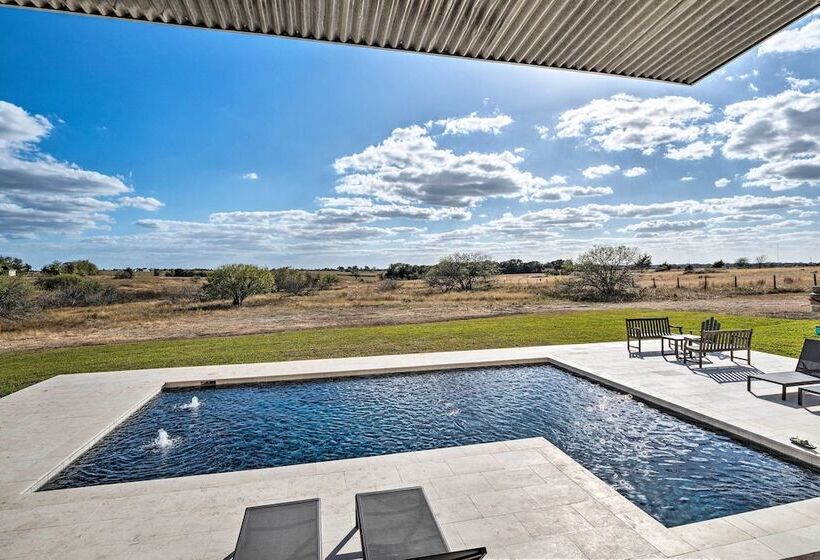 Hot Tub & Game Room: Schulenburg Retreat