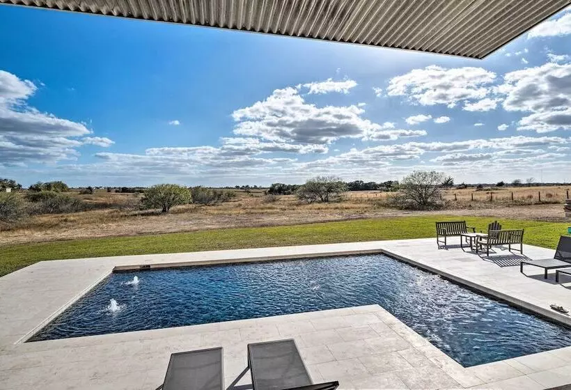 Hot Tub & Game Room: Schulenburg Retreat