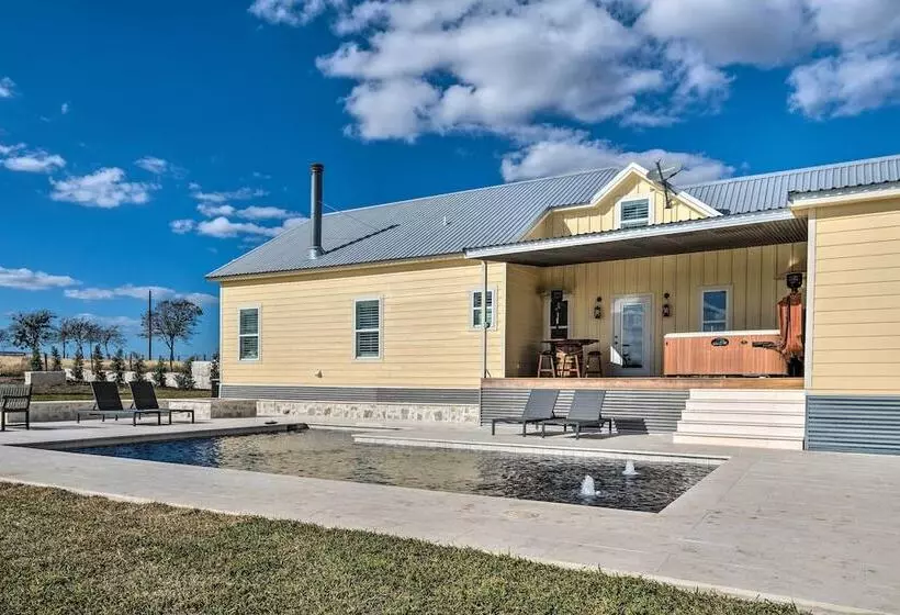 Hot Tub & Game Room: Schulenburg Retreat