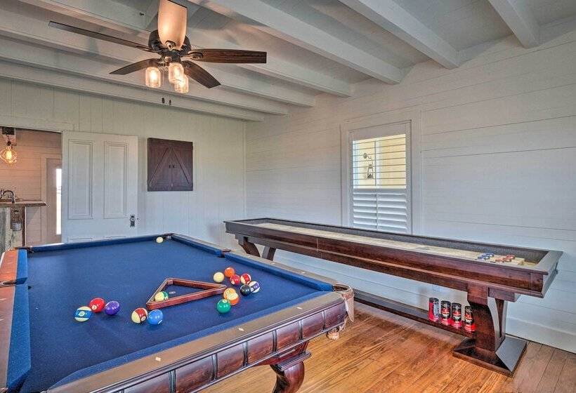 Hot Tub & Game Room: Schulenburg Retreat