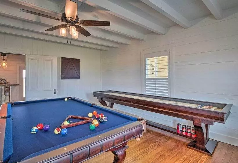 Hot Tub & Game Room: Schulenburg Retreat