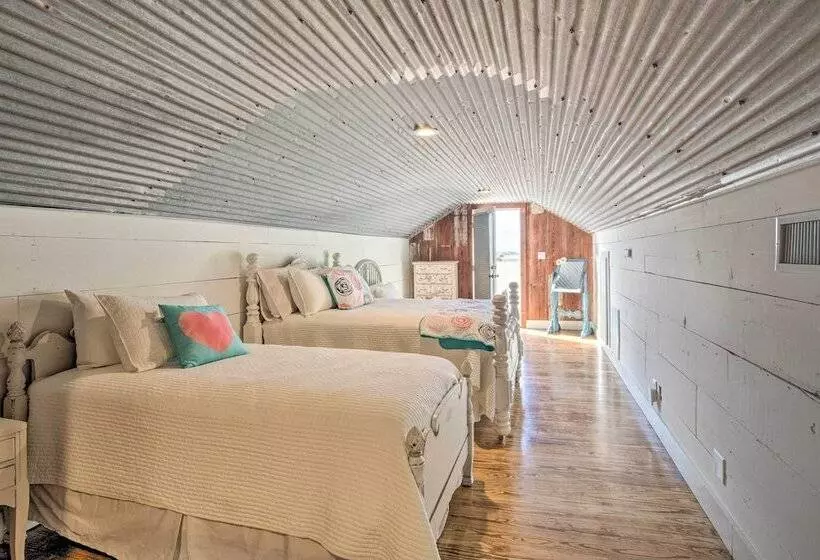 Hot Tub & Game Room: Schulenburg Retreat