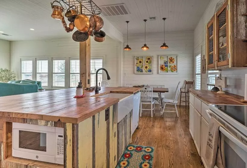 Hot Tub & Game Room: Schulenburg Retreat