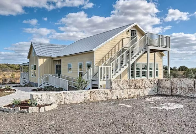 Hot Tub & Game Room: Schulenburg Retreat