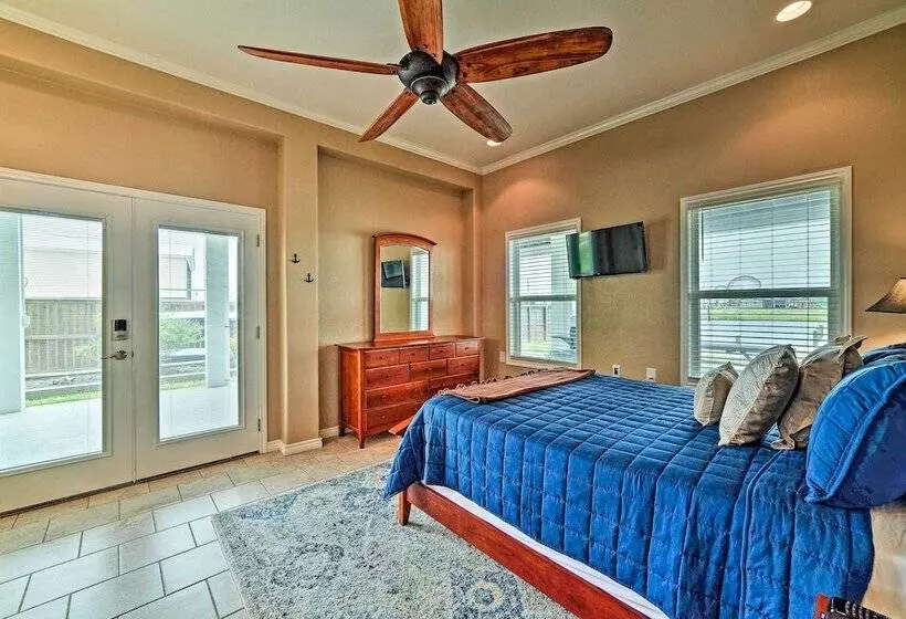 Waterfront Rockport Home W/ Dock & 3 Kayaks!