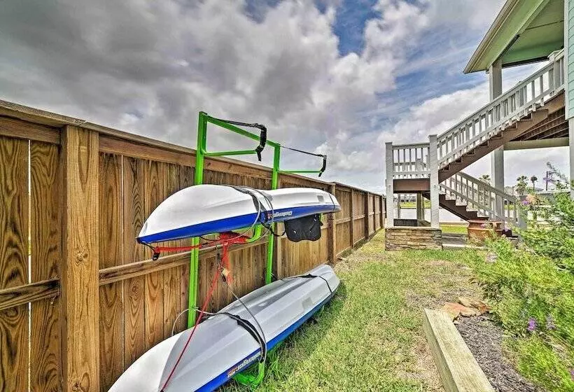 Waterfront Rockport Home W/ Dock & 3 Kayaks!