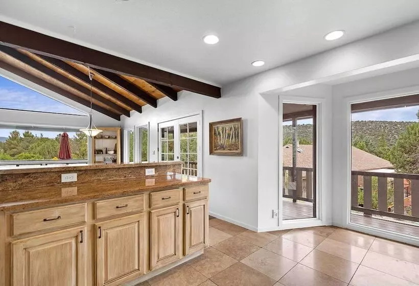 West Sedona House W/ Deck & Views, 3 Mi To Uptown!