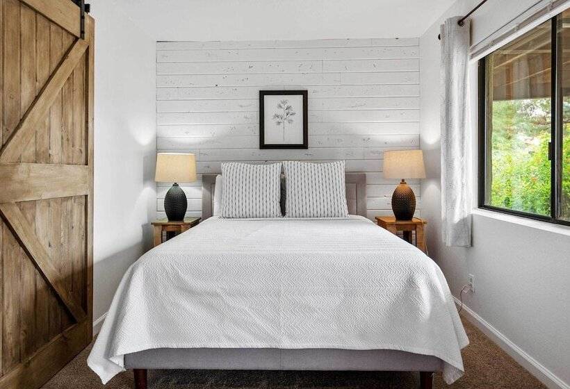 West Sedona House W/ Deck & Views, 3 Mi To Uptown!