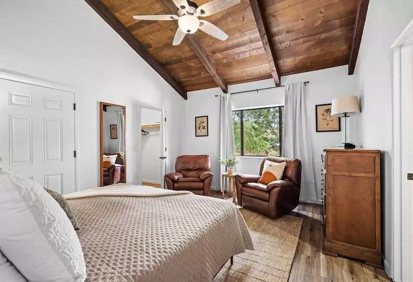 West Sedona House W/ Deck & Views, 3 Mi To Uptown!