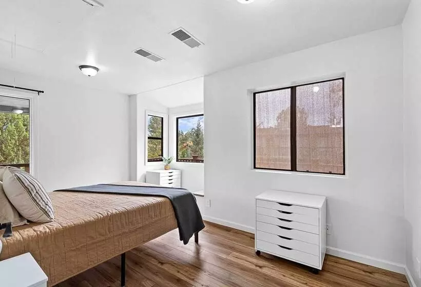 West Sedona House W/ Deck & Views, 3 Mi To Uptown!