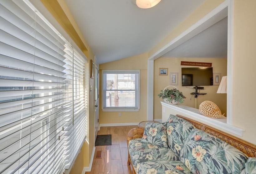 Wildwood House W/ Enclosed Porch   Walk To Beach!