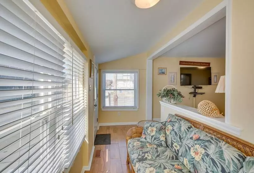 Wildwood House W/ Enclosed Porch   Walk To Beach!
