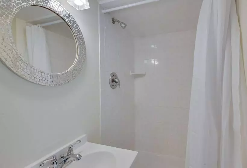 Wildwood House W/ Enclosed Porch   Walk To Beach!