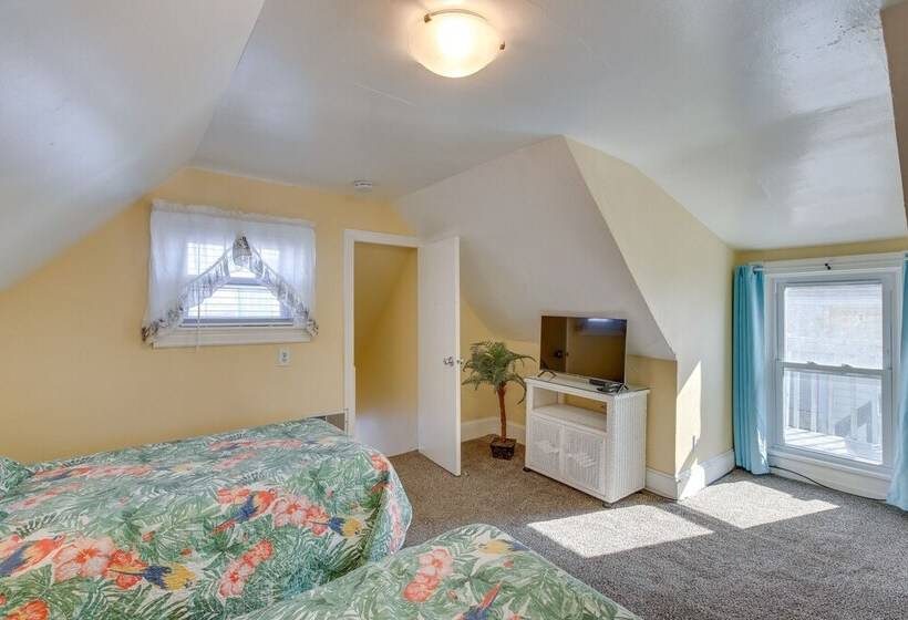 Wildwood House W/ Enclosed Porch   Walk To Beach!