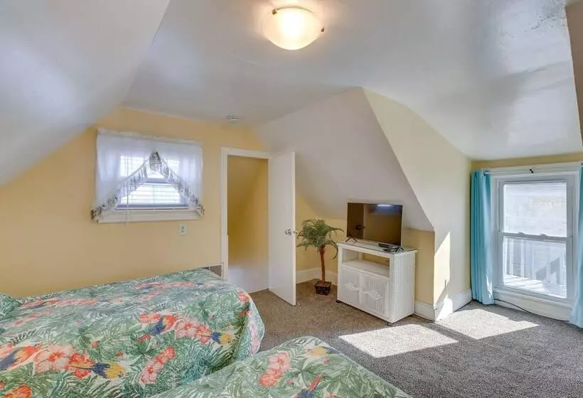 Wildwood House W/ Enclosed Porch   Walk To Beach!