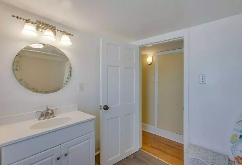 Wildwood House W/ Enclosed Porch   Walk To Beach!