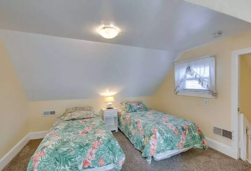 Wildwood House W/ Enclosed Porch   Walk To Beach!