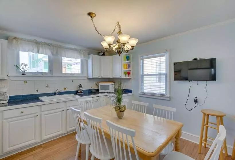 Wildwood House W/ Enclosed Porch   Walk To Beach!