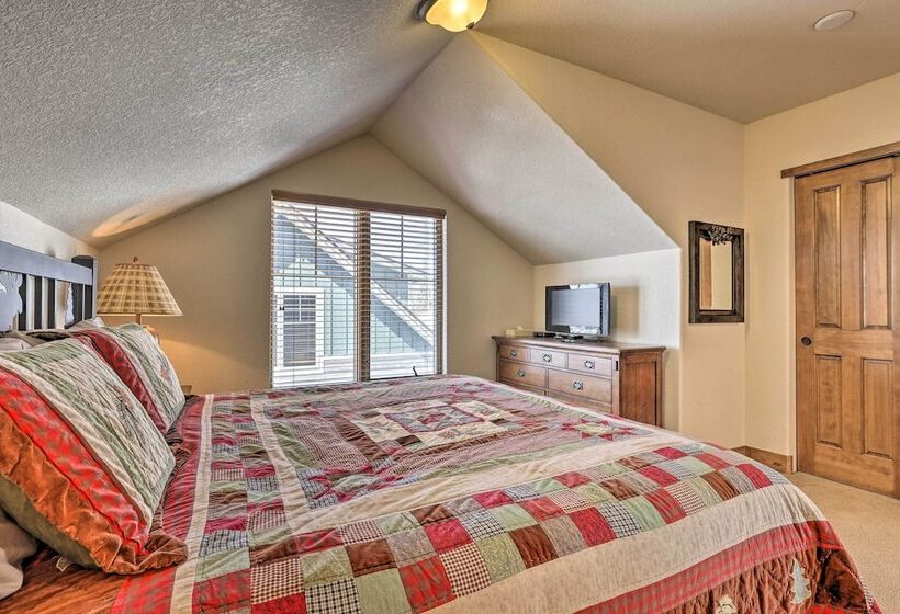 Fraser Cabin W/ Hot Tub & Mountain Views!