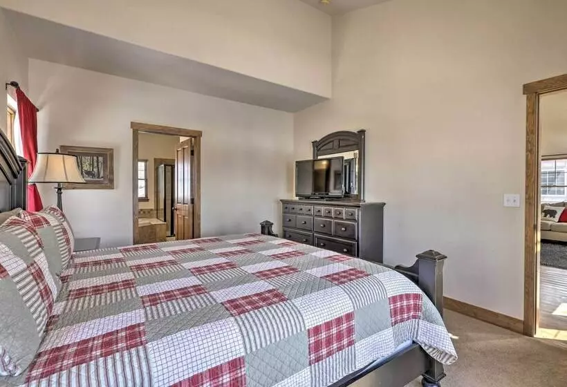 Fraser Cabin W/ Hot Tub & Mountain Views!