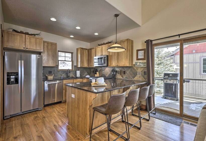 Fraser Cabin W/ Hot Tub & Mountain Views!