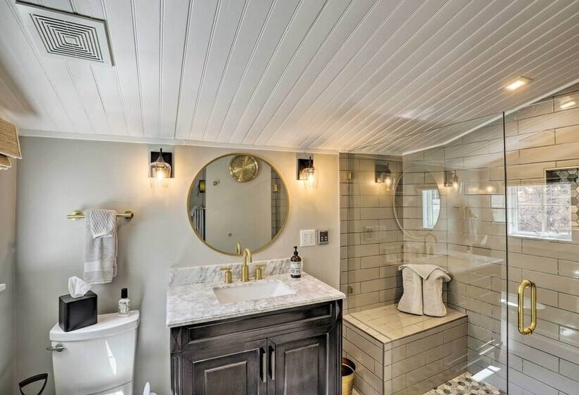 Charming Home W/ Balcony Walk To Main Street!