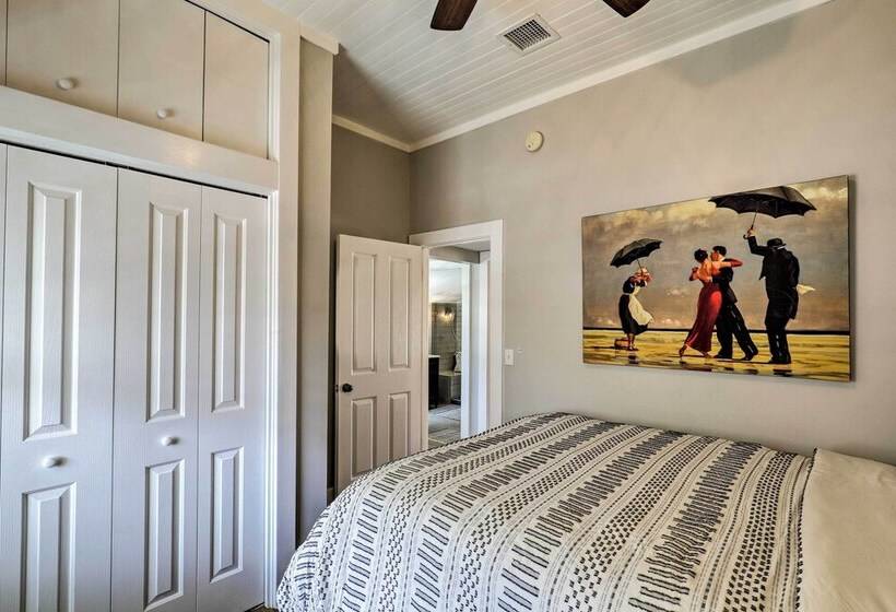 Charming Home W/ Balcony Walk To Main Street!