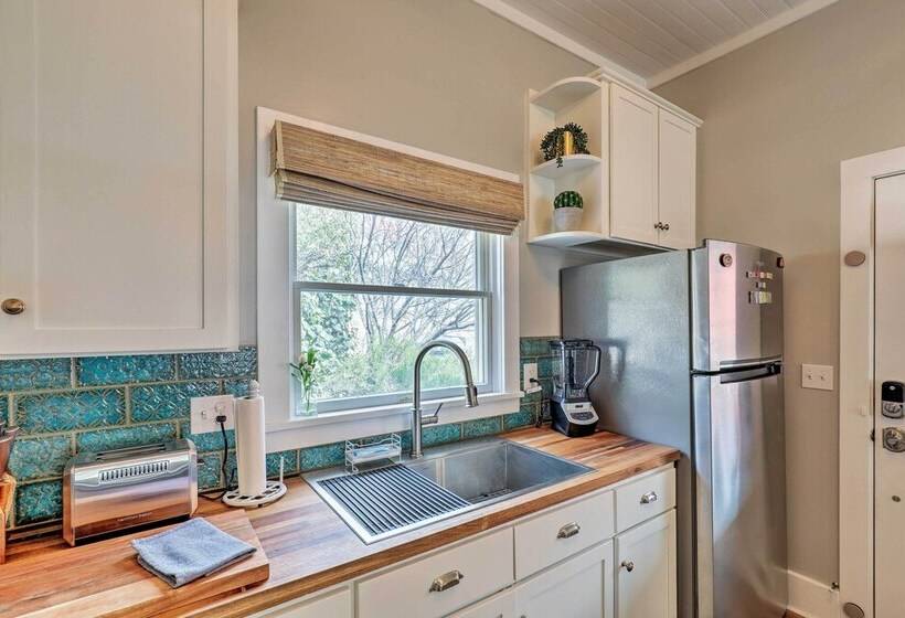 Charming Home W/ Balcony Walk To Main Street!