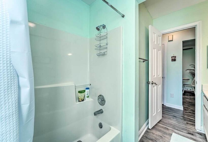 Charming Wilmington Home W/ Screened In Porch