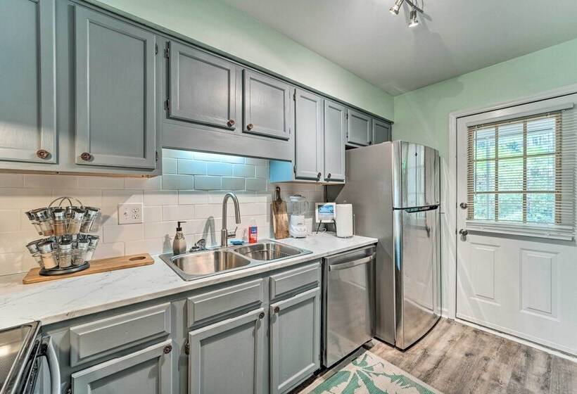 Charming Wilmington Home W/ Screened In Porch