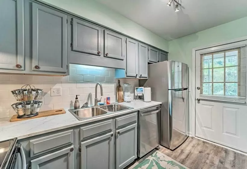 Charming Wilmington Home W/ Screened In Porch