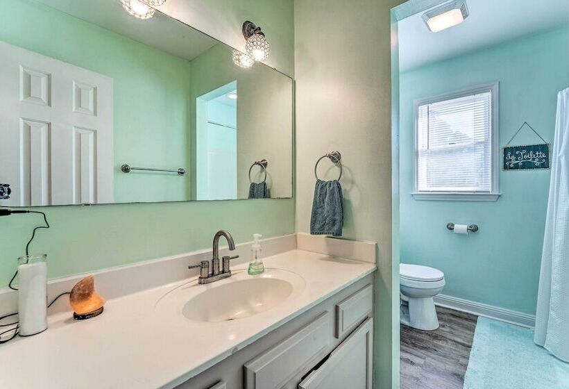 Charming Wilmington Home W/ Screened In Porch