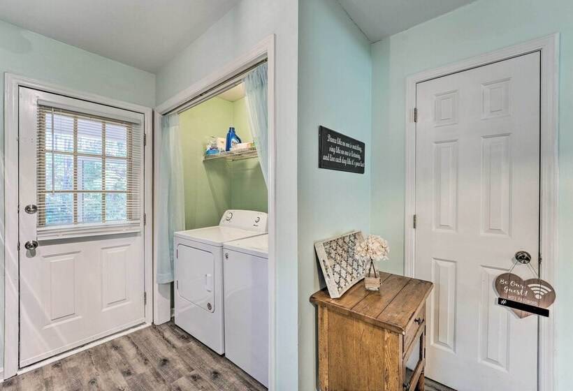 Charming Wilmington Home W/ Screened In Porch