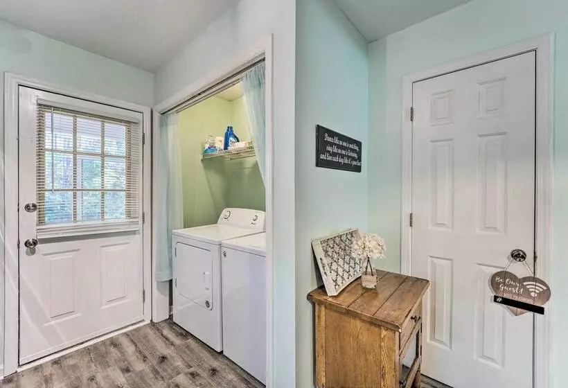 Charming Wilmington Home W/ Screened In Porch