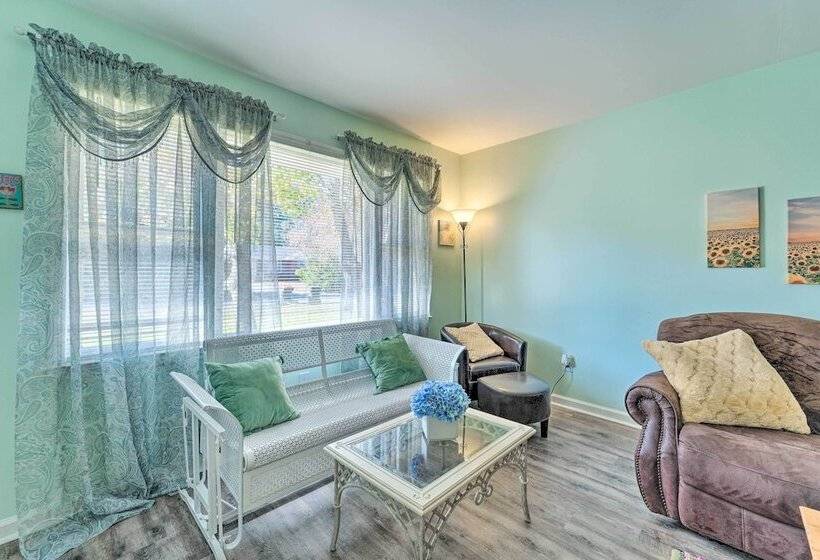 Charming Wilmington Home W/ Screened In Porch