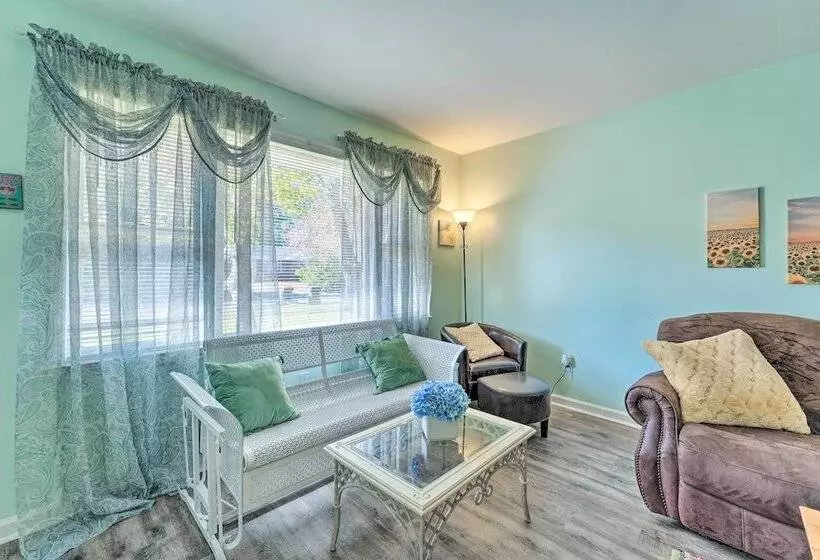 Charming Wilmington Home W/ Screened In Porch