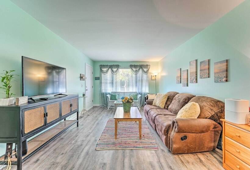 Charming Wilmington Home W/ Screened In Porch