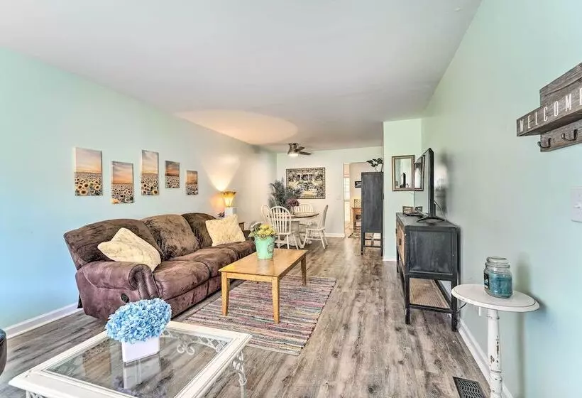 Charming Wilmington Home W/ Screened In Porch